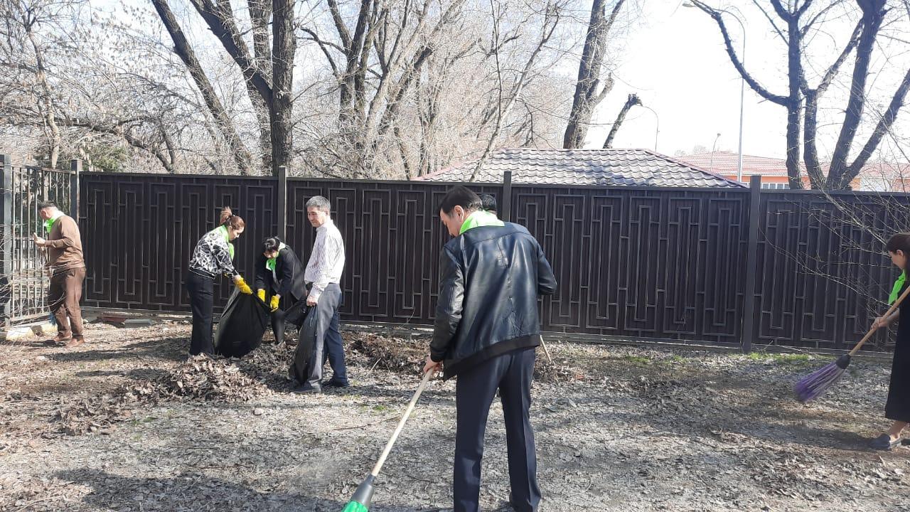 В нашей школе прошли субботники по чистке территории. Учащиеся, преподаватели и сотрудники школы активно приняли участие в уборке прилегающей территории, с целью сделать школьный двор чище и уютнее.