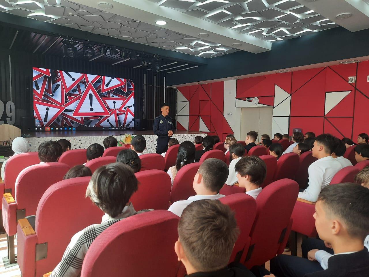 4 апреля инспектор Айрат Санабтаевич провел с учащимися профилактические беседы, направленные на предупреждение правонарушений среди несовершеннолетних. В ходе встречи он обсудил важность соблюдения законов и правил, а также ответственность за свои д