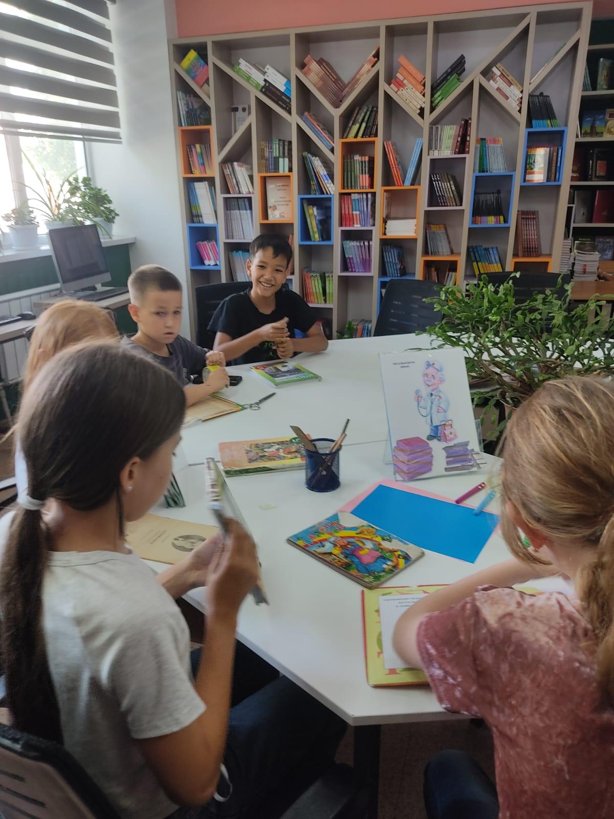 Если книжки "заболели"- выпали страницы, порвался корешок, ее вылечит всегда "Книжкина больница". Ребята из пришкольного лагеря  "Юные художники" " лечили" книги, которые пострадали от времени или неаккуратного обращения.