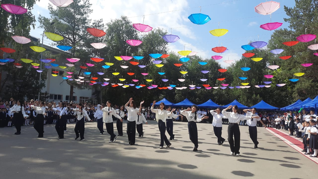1 сентября прошла торжественнная линейка “Мектебім- мейірім мекені” посвященная  Дню знаний! Сегодня в нашу большую дружную школьную семью влились 228 первоклассников. Школа с огромной радостью распахнула свои двери . Традиционно для первоклассников